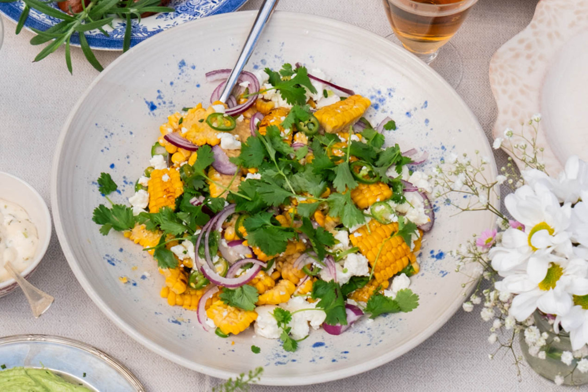 Grillad majssallad med fetaost, chili och lime