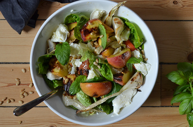 Sallad med grillad persika och honungsvinägrett
