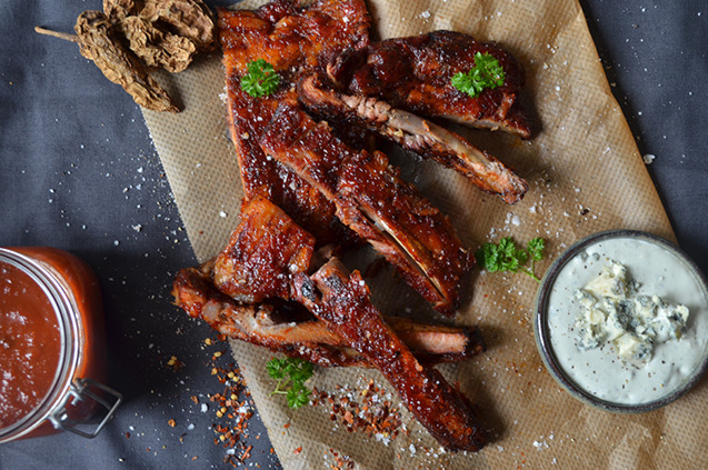 Tunna revbensspjäll med BBQ-sås och blue cheese