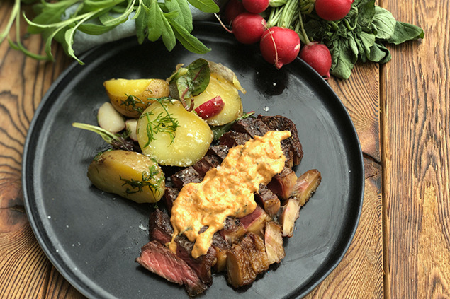 Grillad ryggbiff med rostad paprikasås