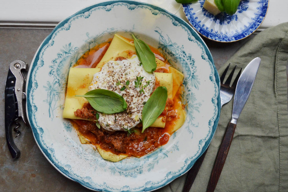 Öppen lasagne med salsiccia och burrata