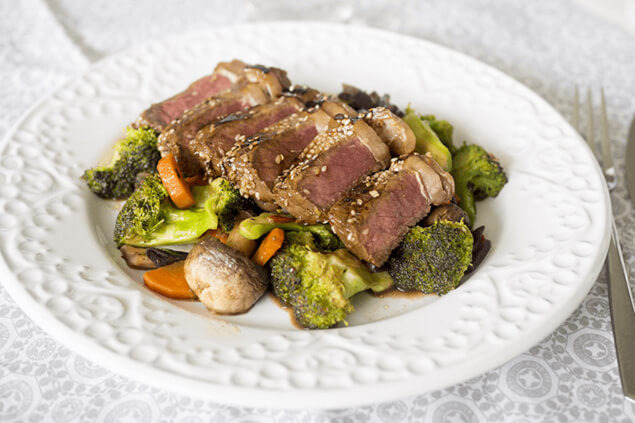 Sesammarinerad ryggbiff med broccoliwok