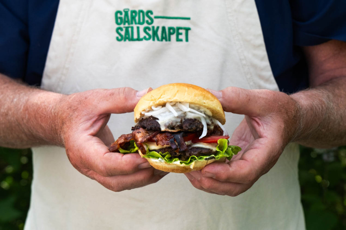 Smashburgare med cheddar, krispigt bacon och picklad lök