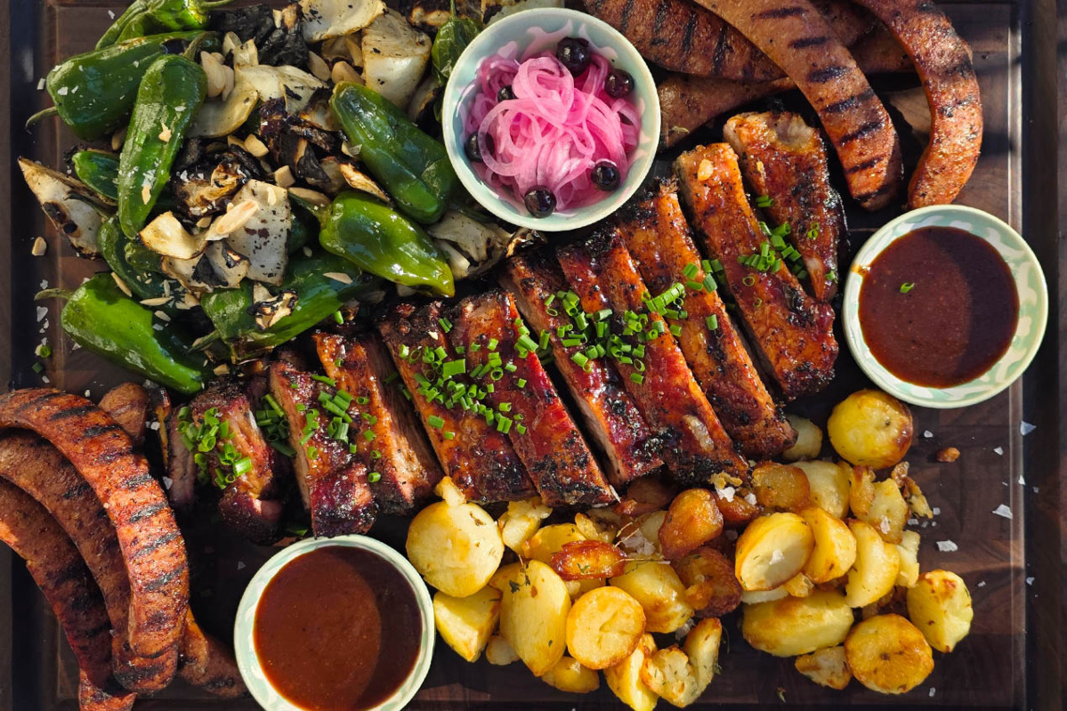 Äppleglacerade St. Louis ribs med bourbon, eldad kål och rostad potatis