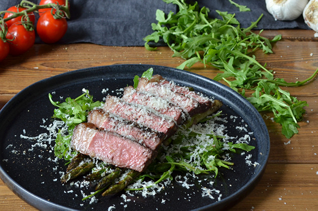 Ryggbiff med grillad sparris och parmesan