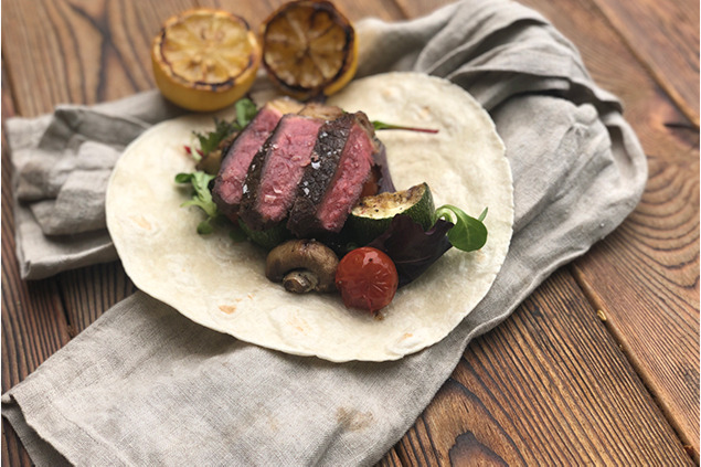 Wrap med grillad ryggbiff och krispiga grönsaker