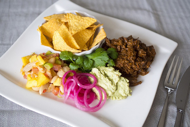 Chiligryta med bönsalsa, picklad rödlök och guacamole