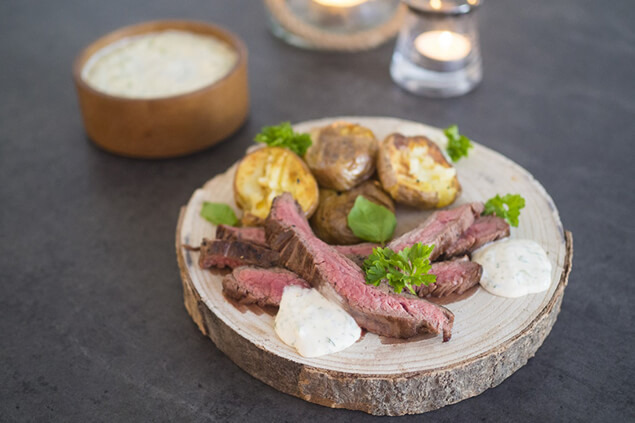 Flankstek med krossad potatis och syrlig örtkram