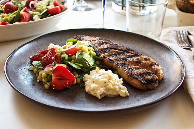 Äppelmarinerade bogbladskotletter med äppeltzatziki och pärlcouscoussallad