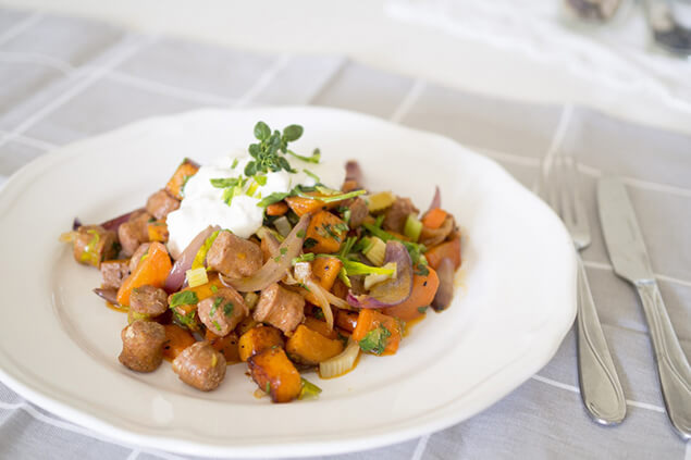 Sötpotatispytt med chorizo och fetaostyoghurt