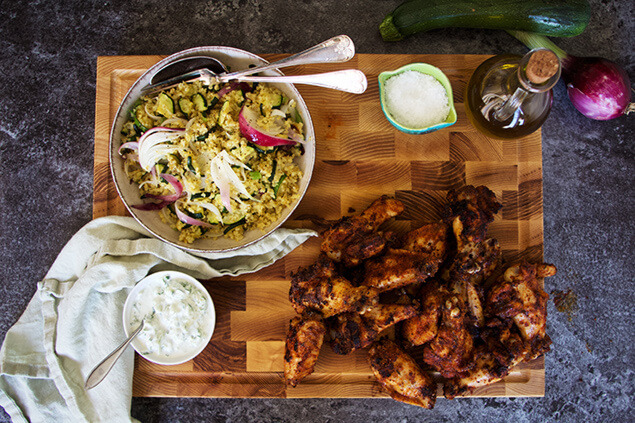 BBQ chicken wings med ramslökstzatziki och bulgursallad