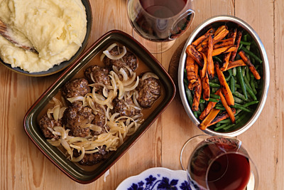 Hjortfärsbiffar med västerbottensmos och löksås