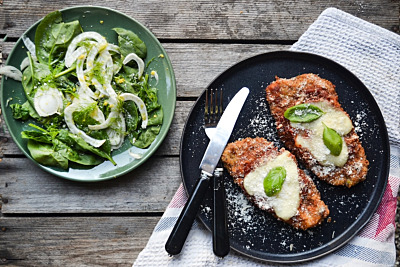 Frasiga schnitzlar med tomatsås och mozzarella