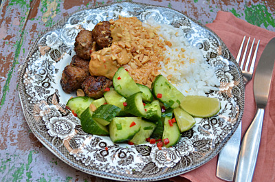 Heta thaiköttbullar med jordnötssås