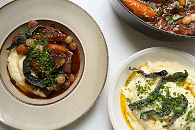 Klaras högrevsgryta med potatismos och salviasmör