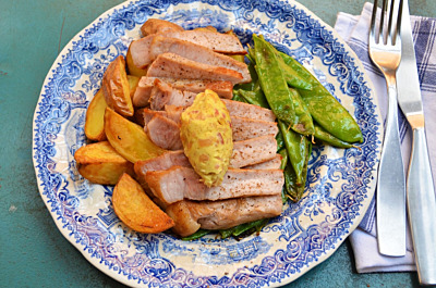 Grillade fläskkotletter med äppelcurrysmör