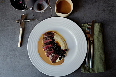 Renfilé med rotselleripuré, konjaksås och svartvinbär