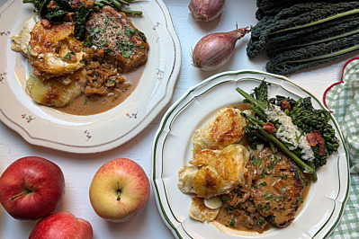 Premiumkotletter i cidergräddsås med krämig potatisgratäng
