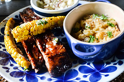 Grillade ribs med fänkålsslaw, mac & cheese och corn ribs