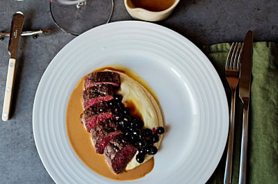 Renfilé med rotselleripuré, konjaksås och svartvinbär