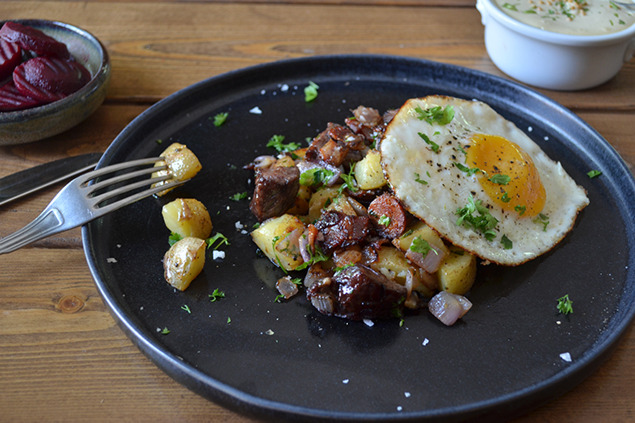 Pytt i panna med stekt ägg och rödbetor