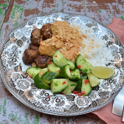 Gurka, ris, jordn&ouml;tss&aring;s och thaik&ouml;ttbullar p&aring; en tallrik