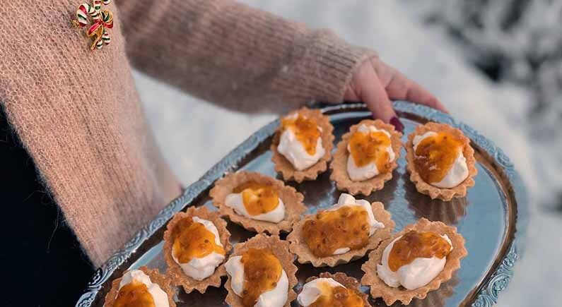 Kakor med grädde och sylt på silverfat