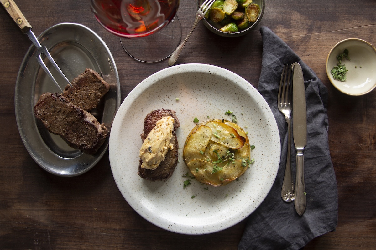 &Auml;lgstekt med sm&ouml;r och potatiskaka