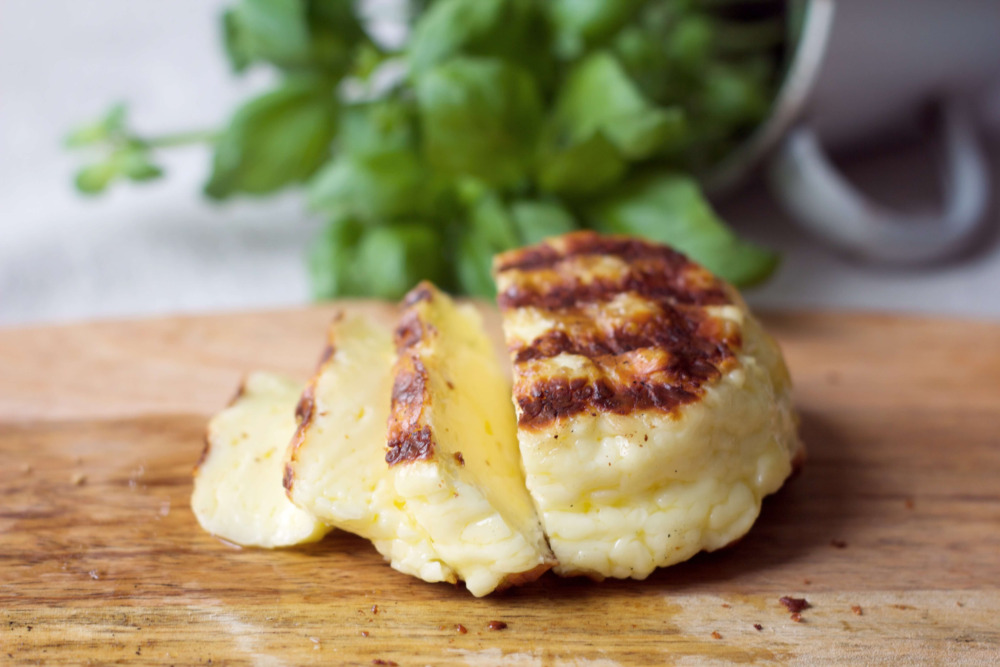 Skivad grillad halloumi på skärbräda