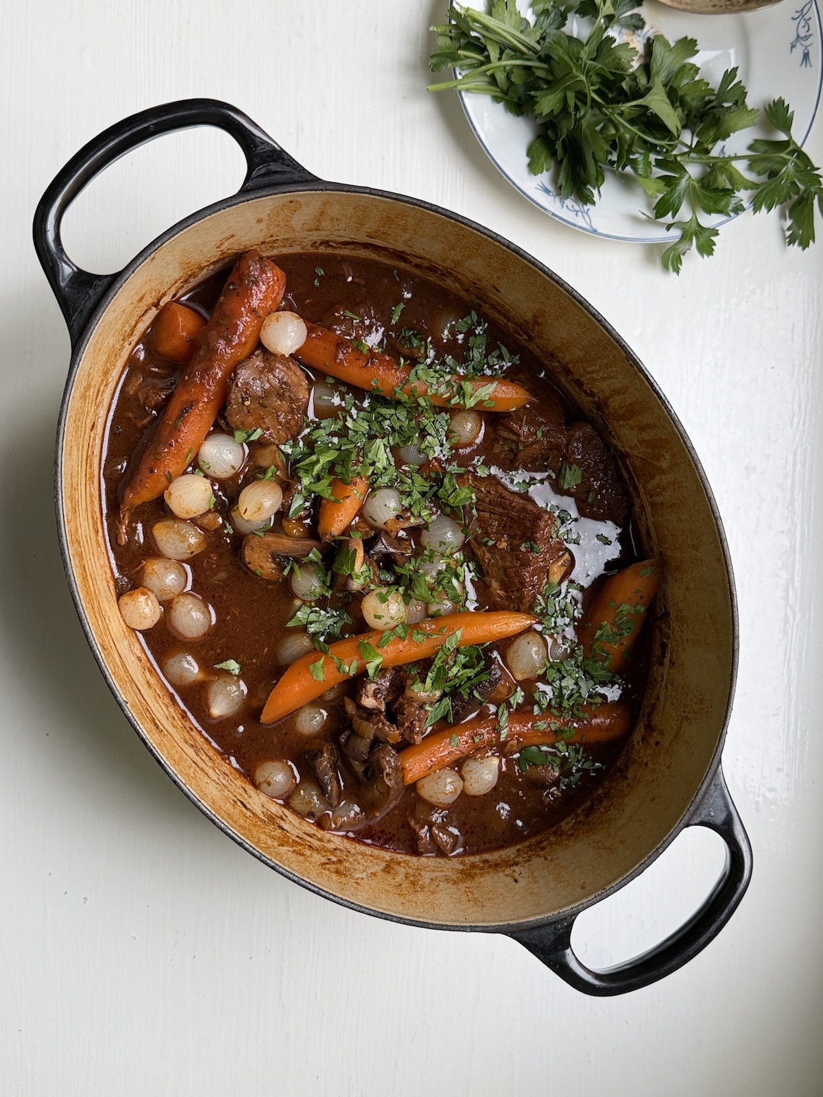 Bricka med kött och kyckling, vinglas i bakgrunden