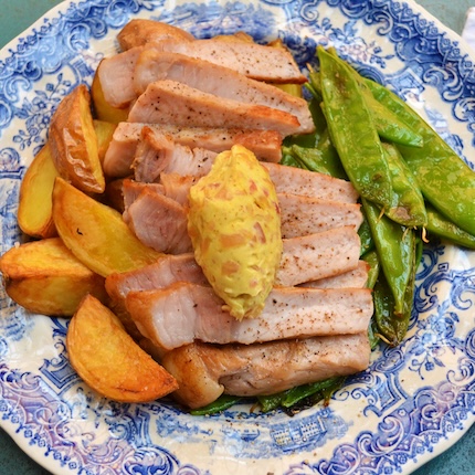 Potatisklyftor och skivad fläskkotlett