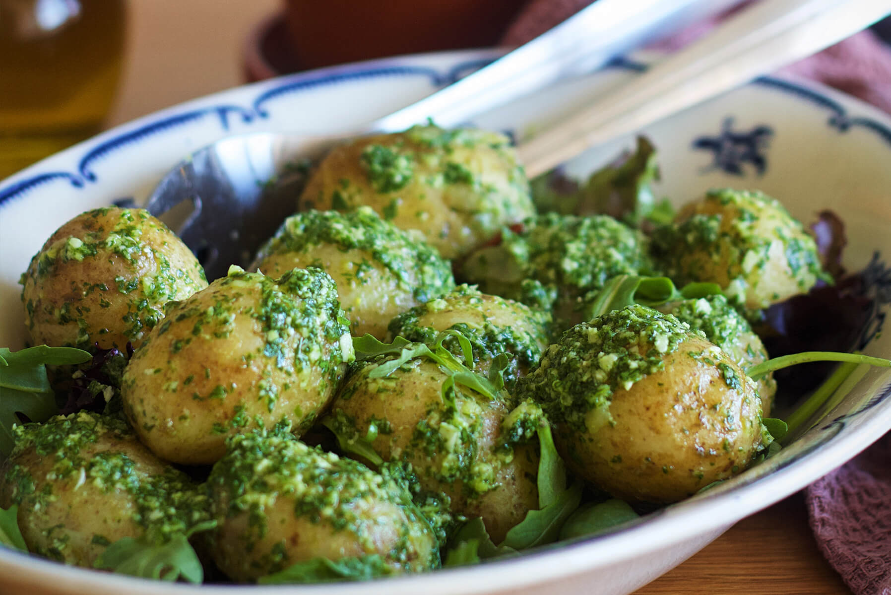 Potatis i sk&aring;l med &ouml;rter