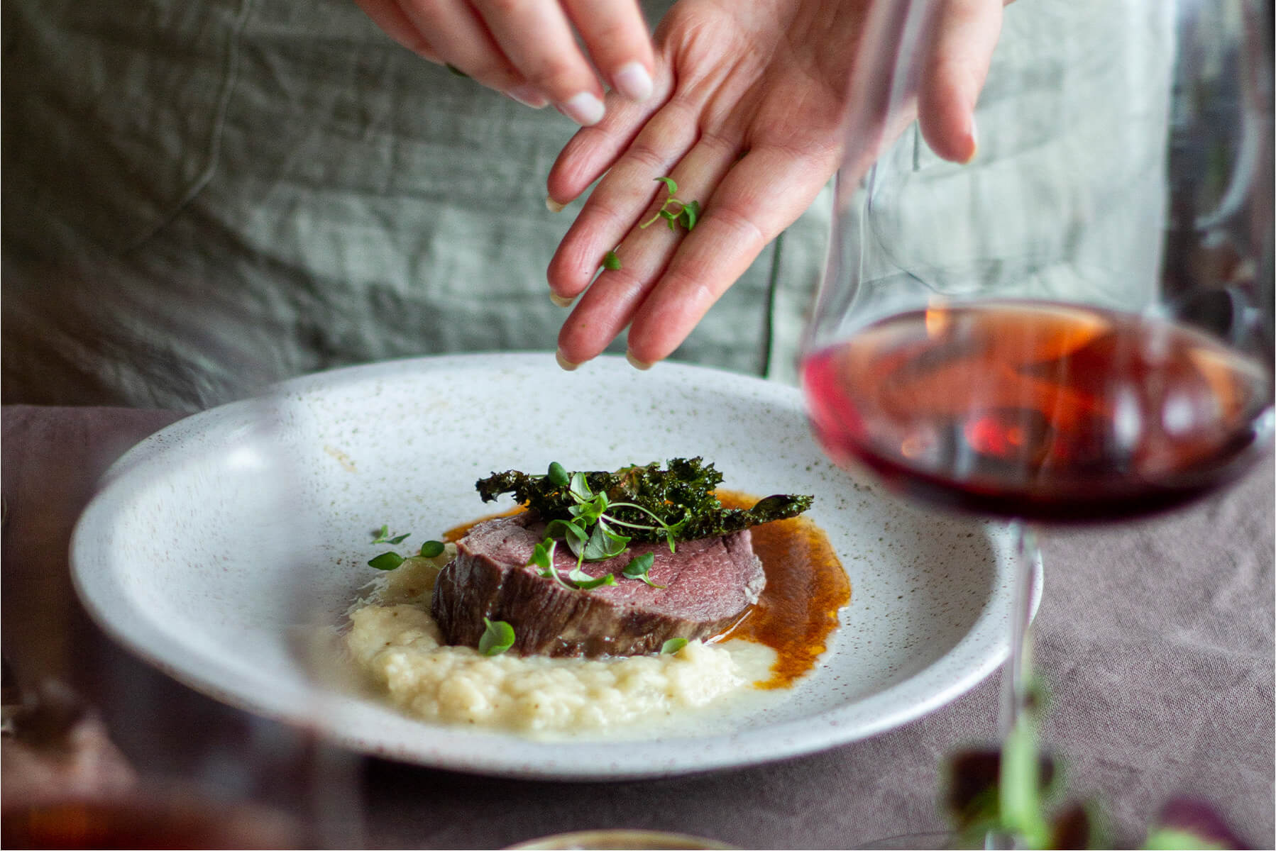 Viltkött på tallrik med potatispure