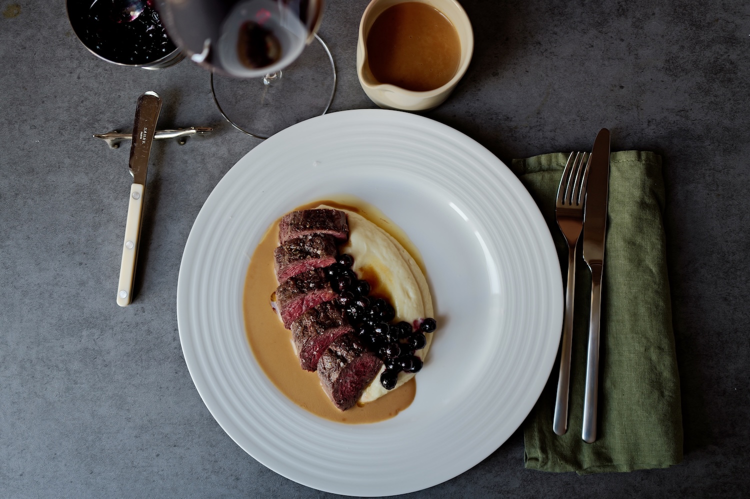 Skivad renfil&eacute; p&aring; tallrik