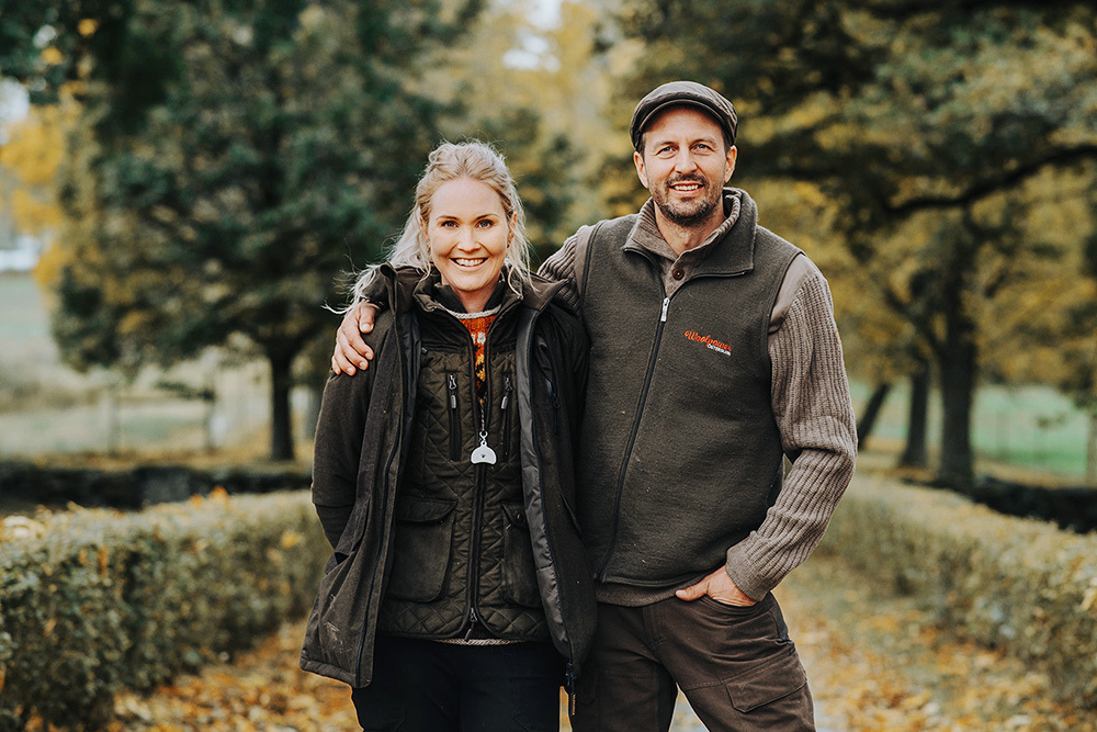 Man och kvinna framför sin gård