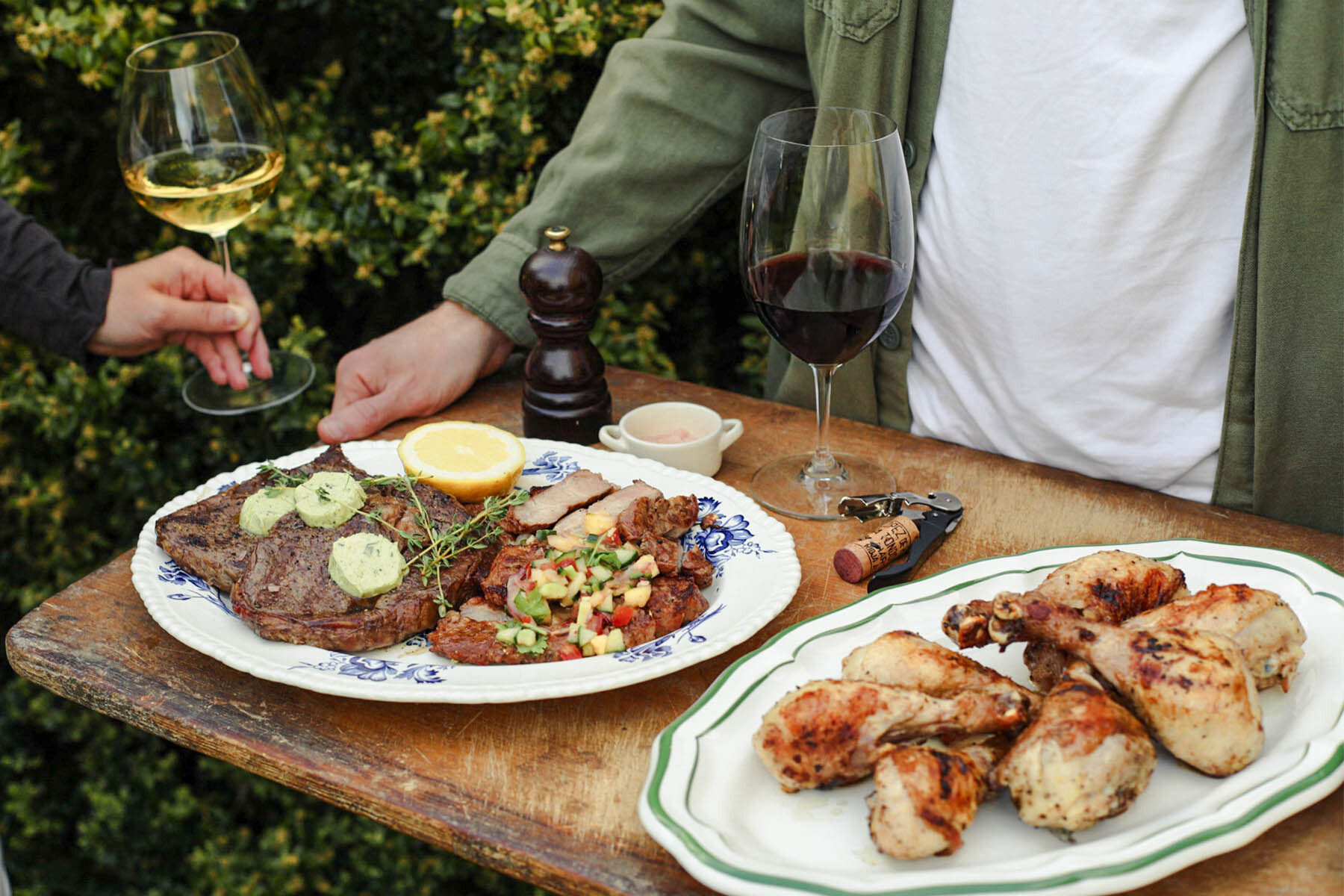 Vin och k&ouml;tt p&aring; en bricka utomhus