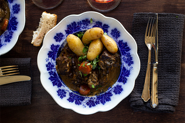 &Auml;lggryta med potatis i en bl&aring; tallrik