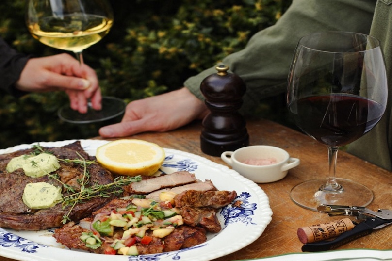 Vin och k&ouml;tt p&aring; en bricka utomhus