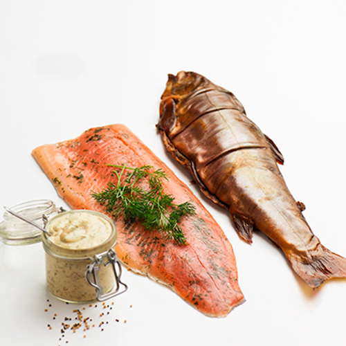 Varmr&ouml;kt fj&auml;llr&ouml;ding och dillgravad regnb&aring;gsfil&eacute; med dill och senapss&aring;s mot vit bakgrund. 