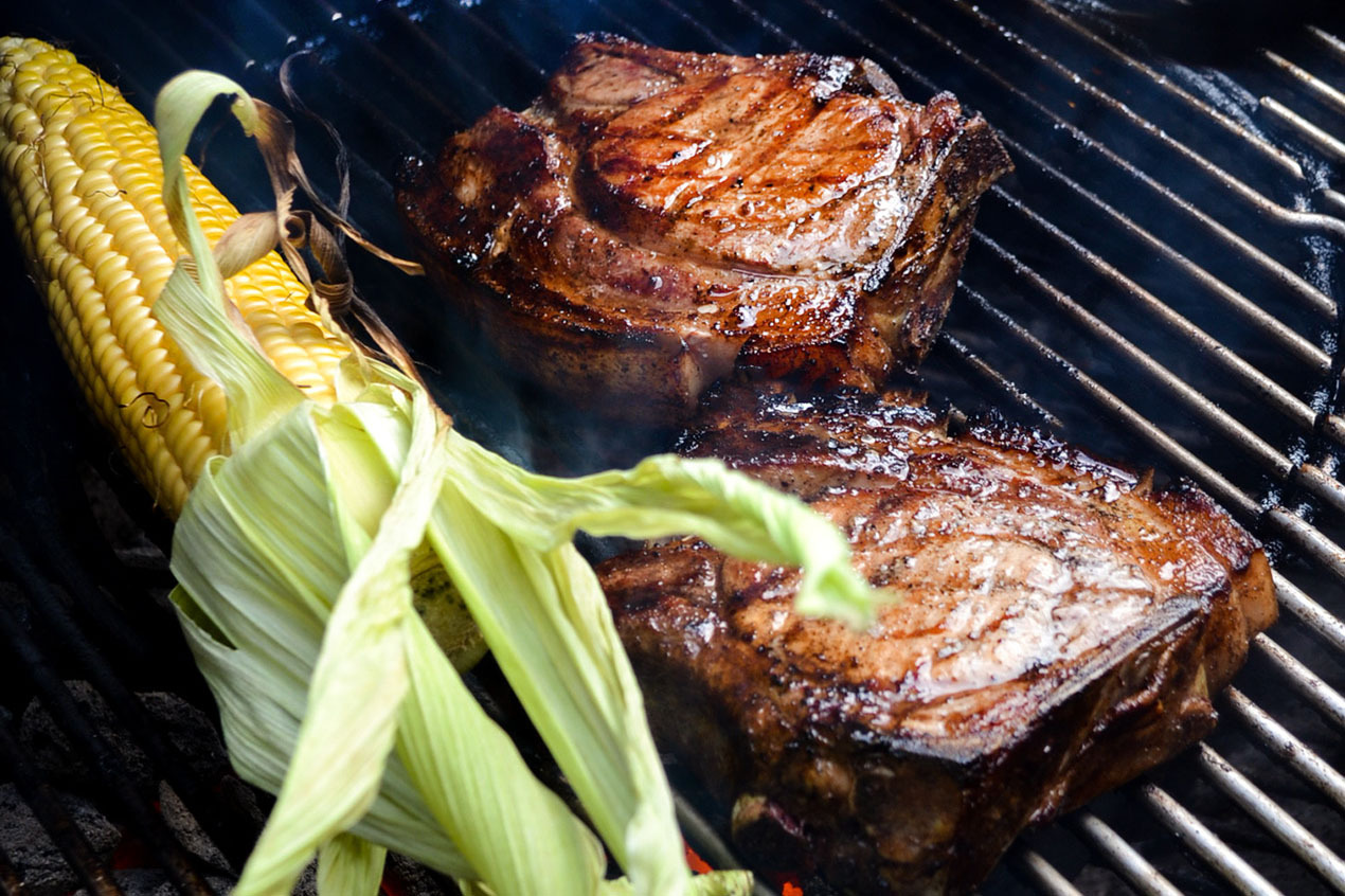 Köttbitar på skärbräda