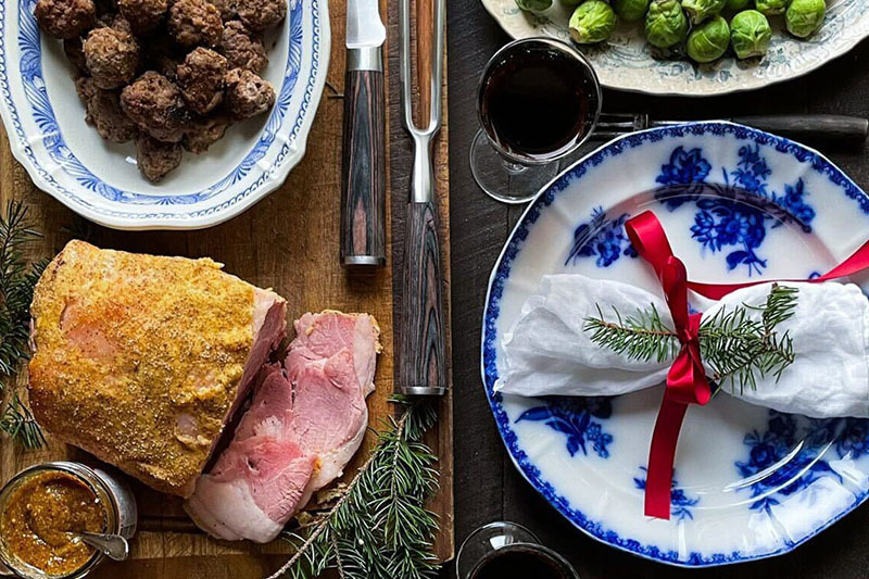 Julskinka och köttbullar på tallrik