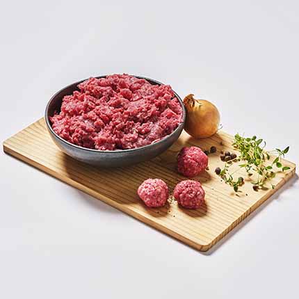 Sk&aring;l med n&ouml;tf&auml;rs och rullade k&ouml;ttbullar p&aring; sk&auml;rbr&auml;da. 