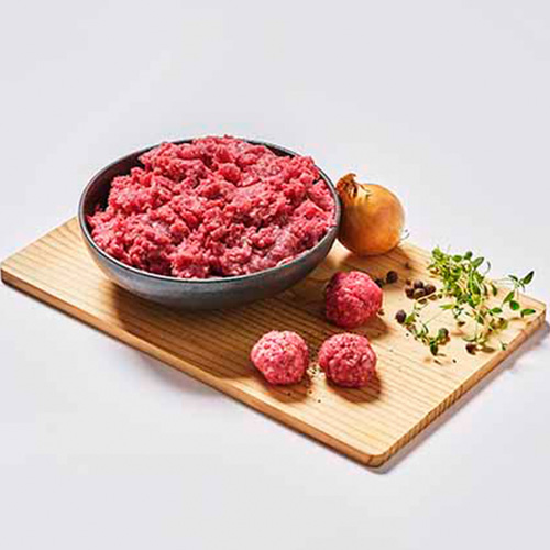 Sk&aring;l med n&ouml;tf&auml;rs och rullade k&ouml;ttbullar p&aring; sk&auml;rbr&auml;da. 