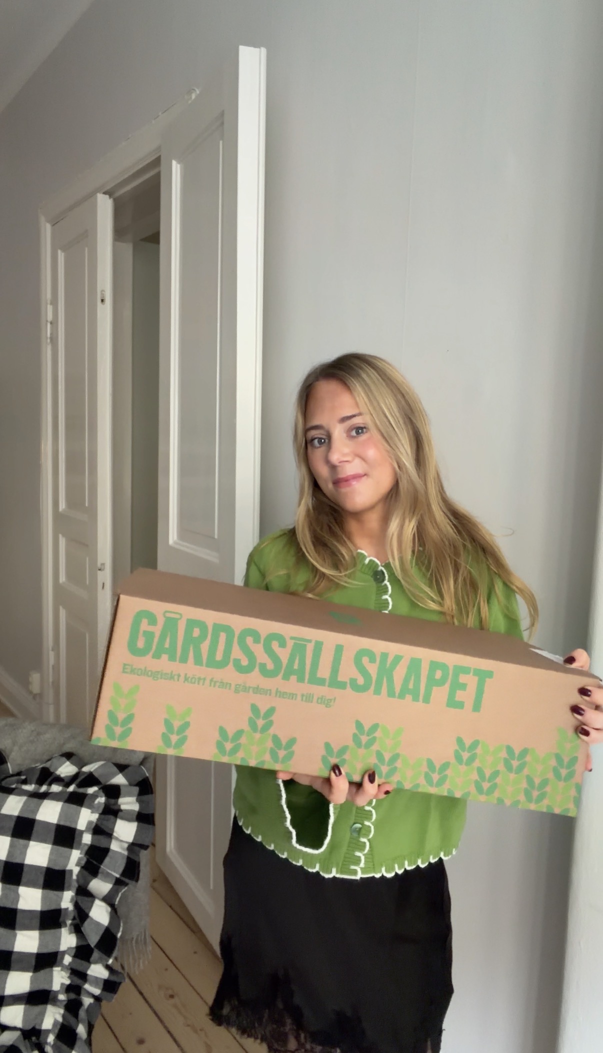 Kvinna håller i vinflaska