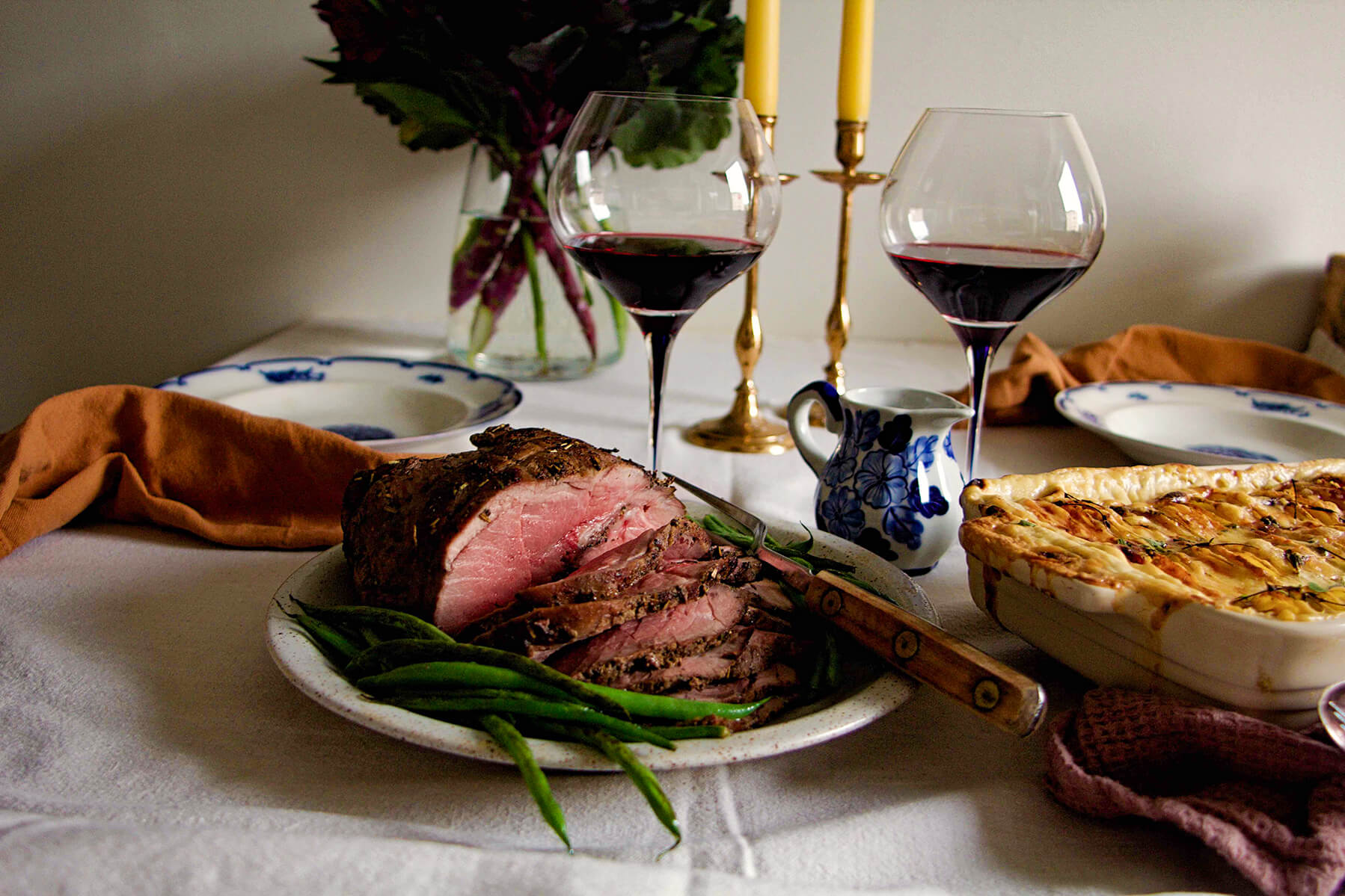 Skivad lammstek med rödvin