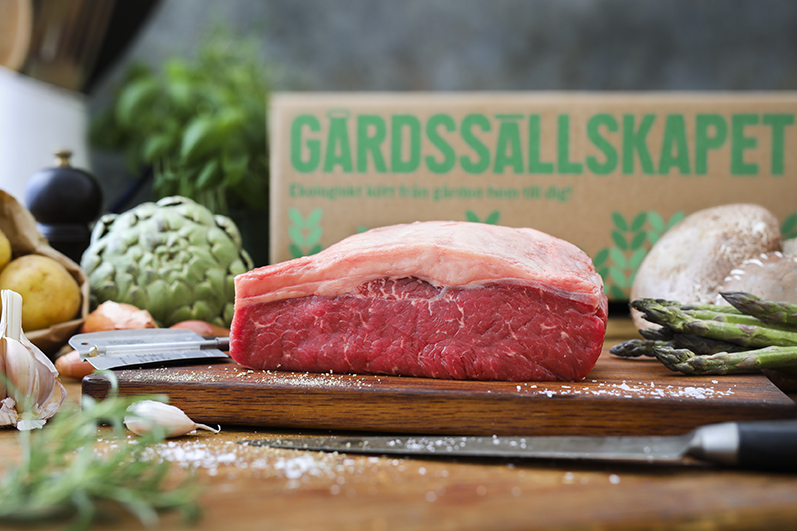 Kött på skärbräda med grönsaker